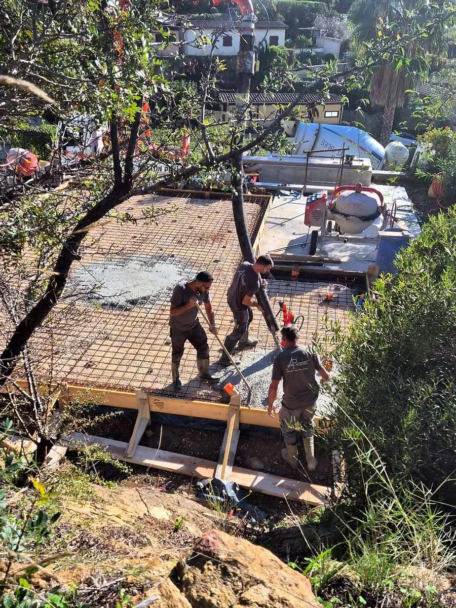 L’équipe AR Concept coule une dalle béton