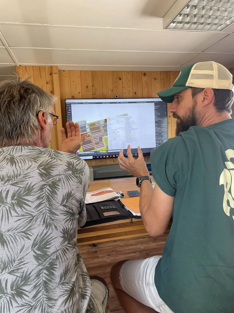 Anthony Richez présente un projet en 3D à un client