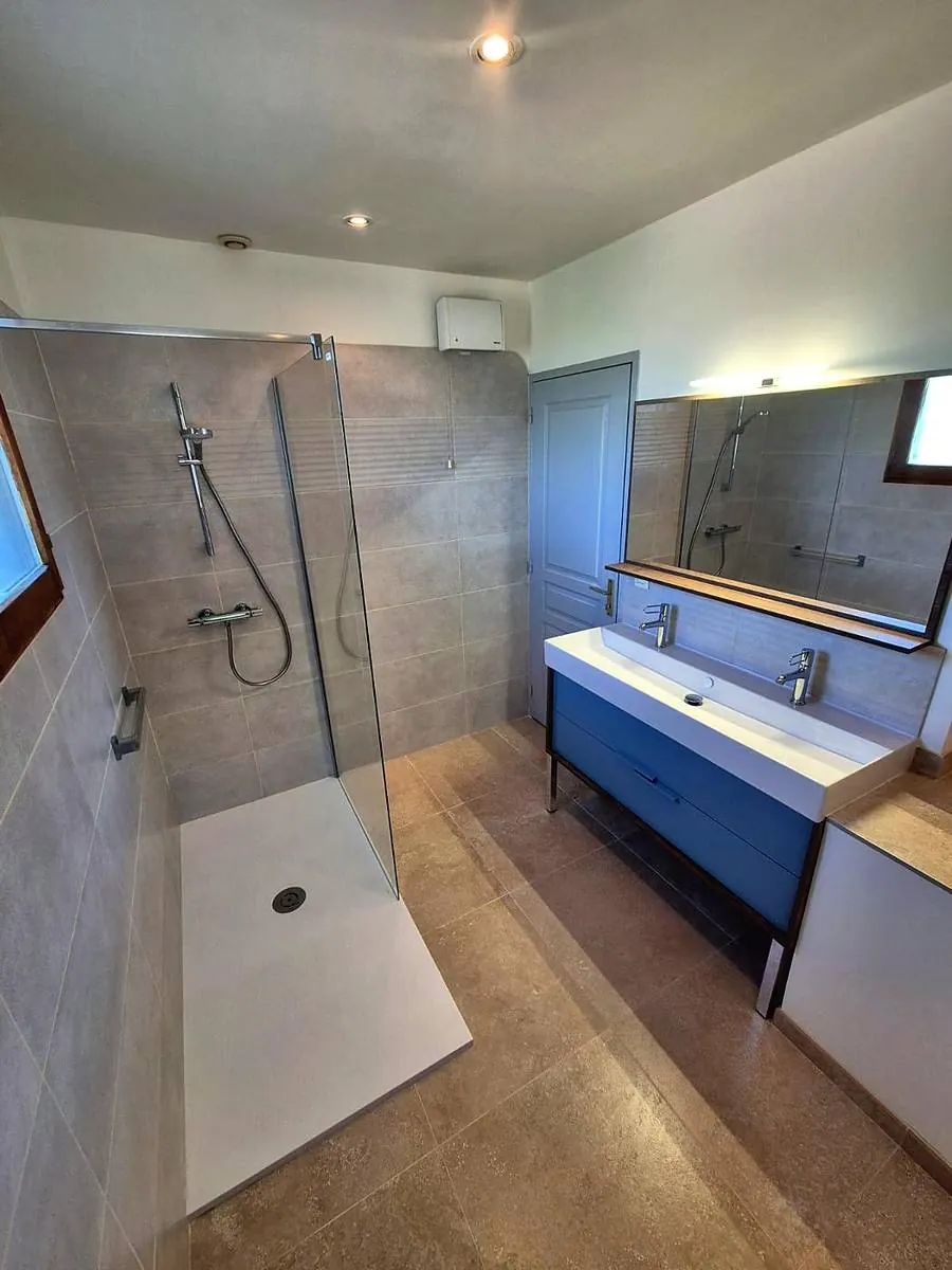 Salle de bain rénovée avec double vasque