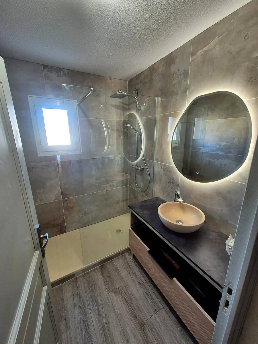 Salle de bain avec douche à l’italienne